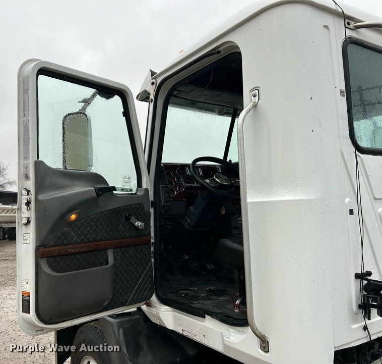 image for item NE9704 2014 Mack CXU613 semi truck