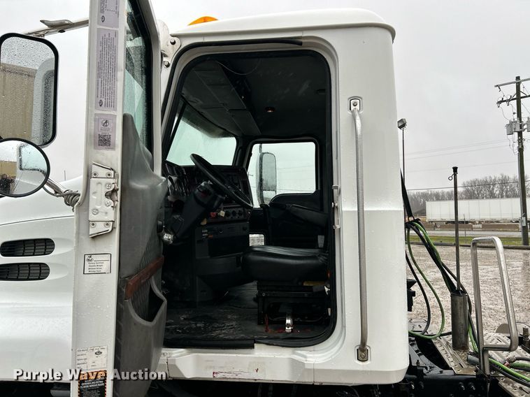 image for item NE9704 2014 Mack CXU613 semi truck