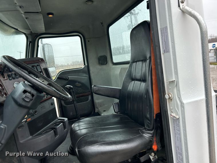 image for item NE9704 2014 Mack CXU613 semi truck