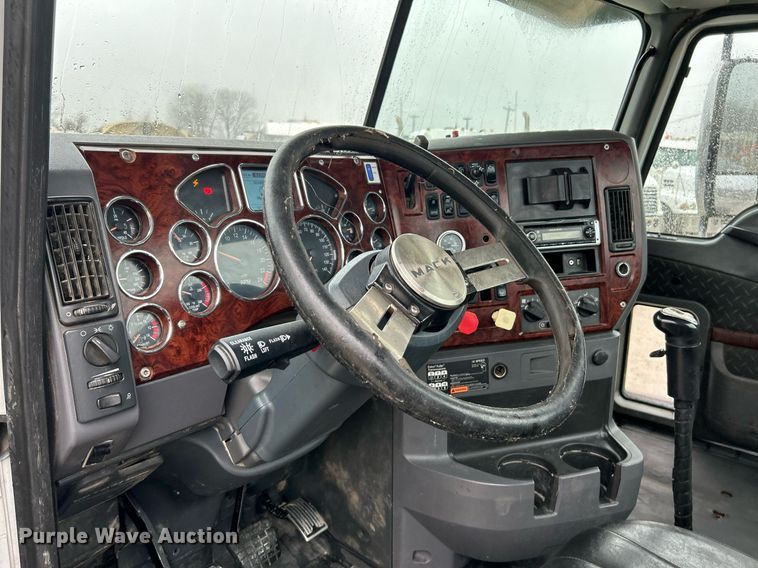 image for item NE9704 2014 Mack CXU613 semi truck