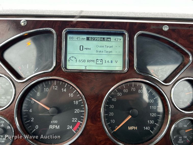 image for item NE9704 2014 Mack CXU613 semi truck