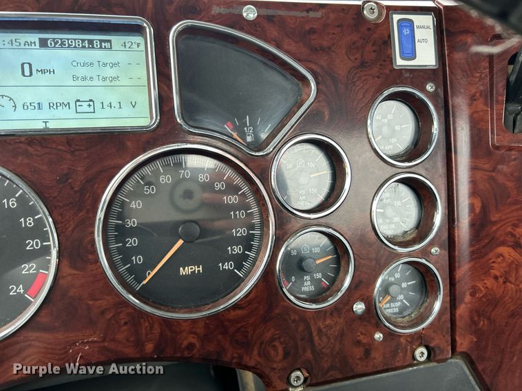 image for item NE9704 2014 Mack CXU613 semi truck