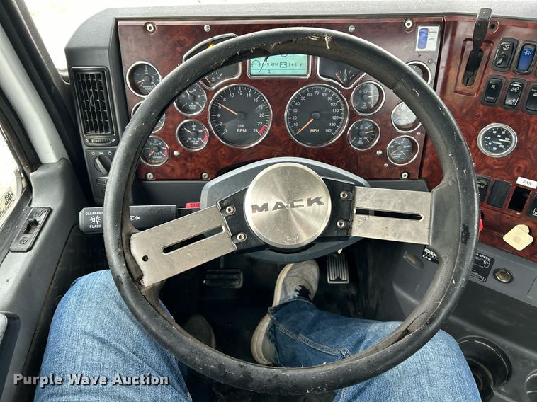 image for item NE9704 2014 Mack CXU613 semi truck