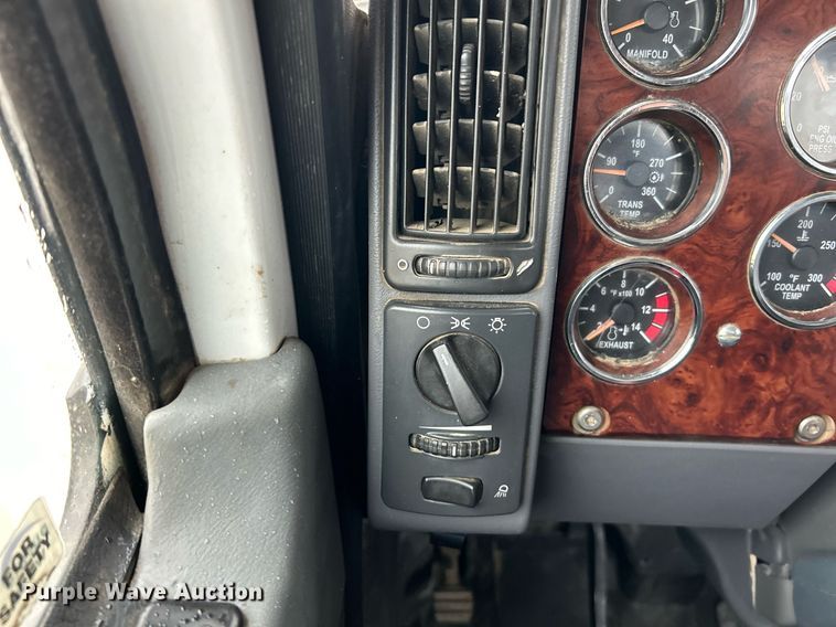 image for item NE9704 2014 Mack CXU613 semi truck