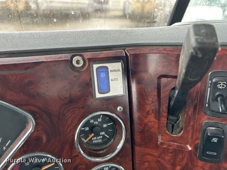 image for item NE9704 2014 Mack CXU613 semi truck