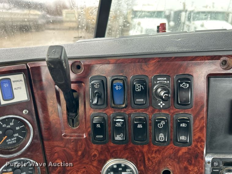 image for item NE9704 2014 Mack CXU613 semi truck