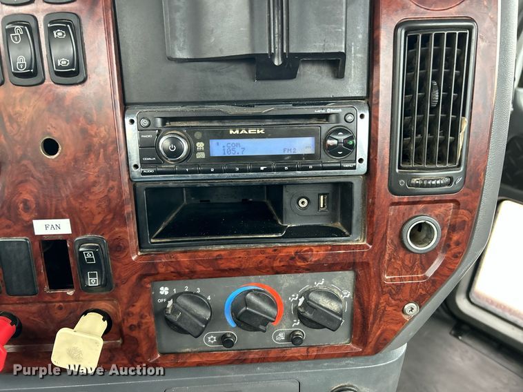 image for item NE9704 2014 Mack CXU613 semi truck