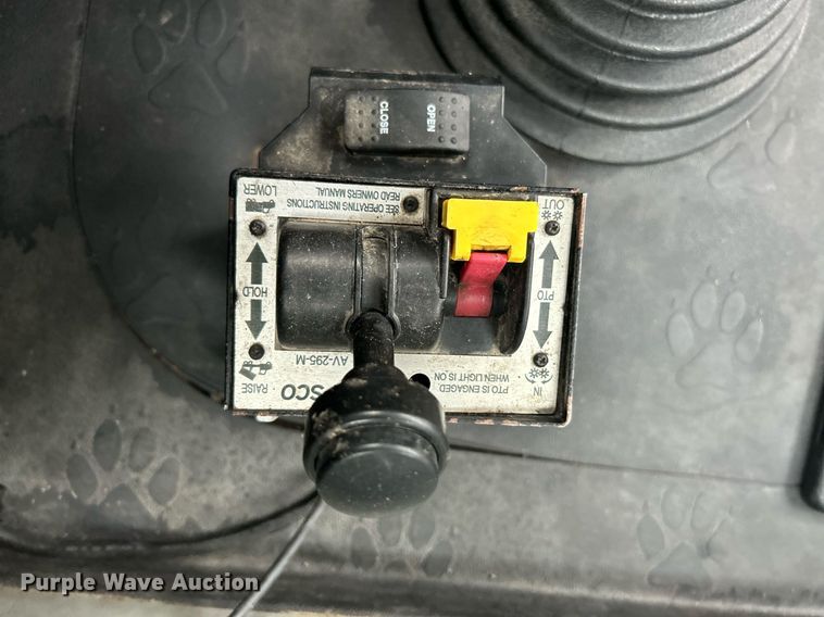 image for item NE9704 2014 Mack CXU613 semi truck