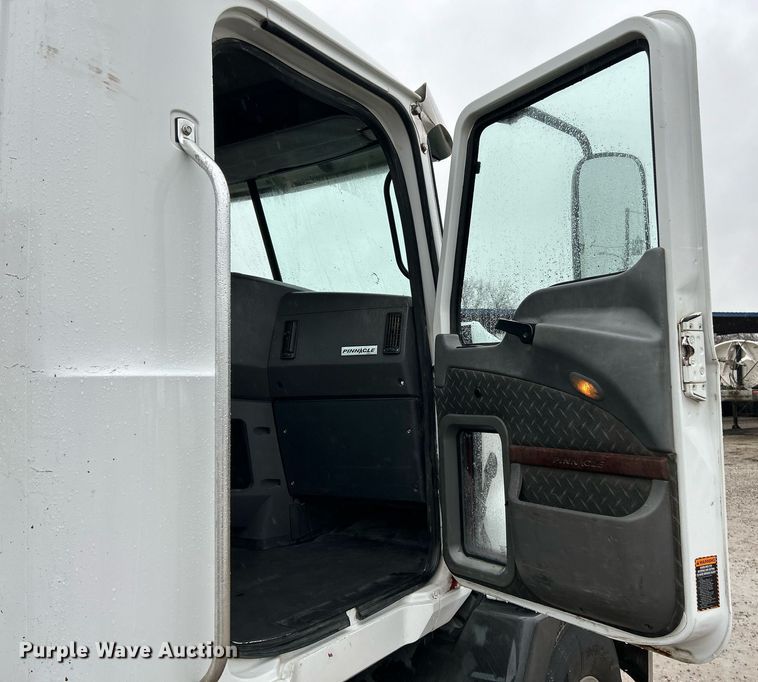 image for item NE9704 2014 Mack CXU613 semi truck
