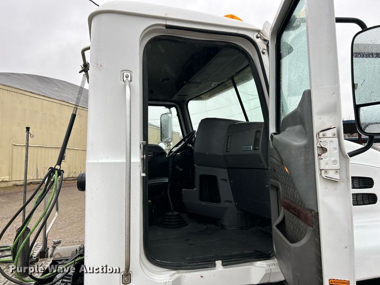 image for item NE9704 2014 Mack CXU613 semi truck