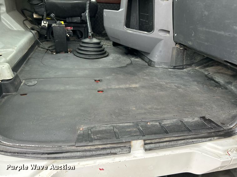 image for item NE9704 2014 Mack CXU613 semi truck