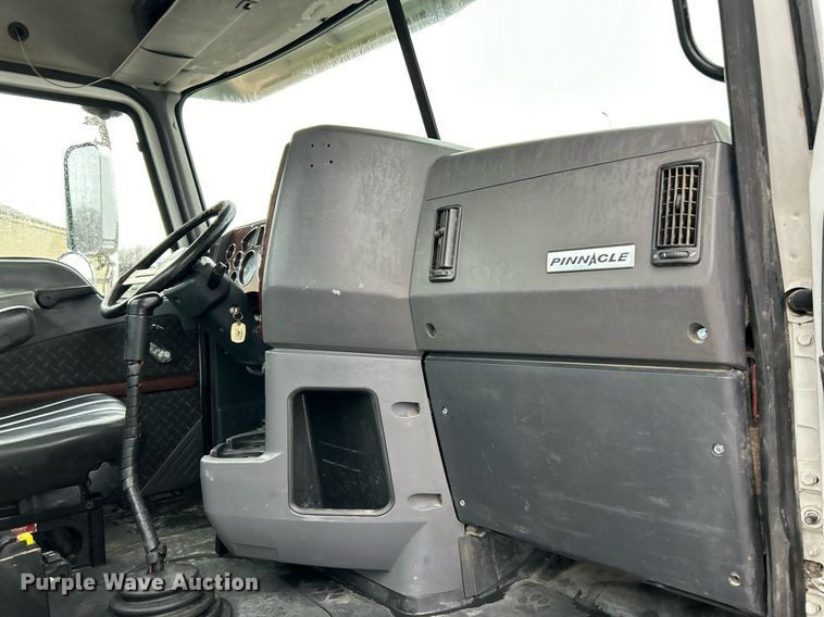 image for item NE9704 2014 Mack CXU613 semi truck