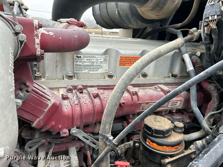 image for item NE9704 2014 Mack CXU613 semi truck