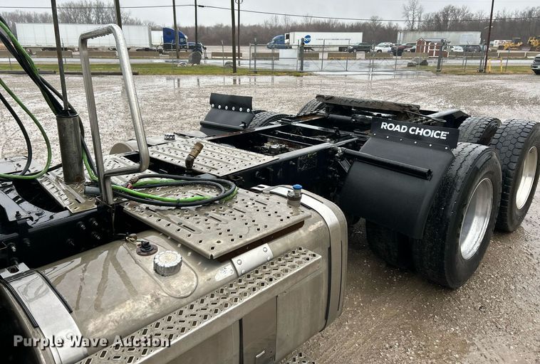 image for item NE9704 2014 Mack CXU613 semi truck