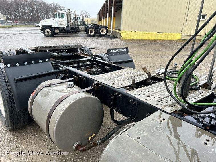 image for item NE9704 2014 Mack CXU613 semi truck