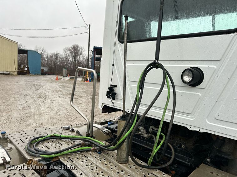 image for item NE9704 2014 Mack CXU613 semi truck