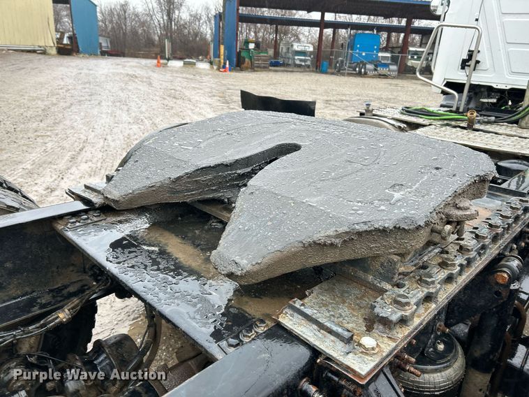 image for item NE9704 2014 Mack CXU613 semi truck