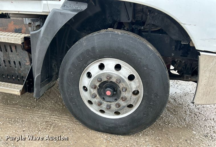 image for item NE9704 2014 Mack CXU613 semi truck