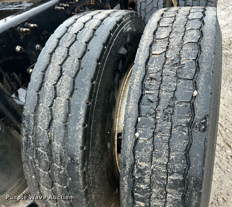 image for item NE9704 2014 Mack CXU613 semi truck