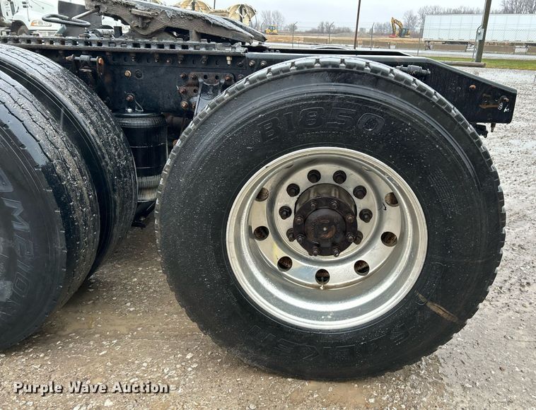 image for item NE9704 2014 Mack CXU613 semi truck