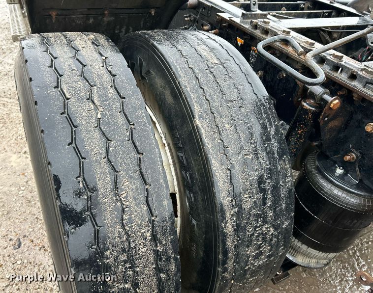 image for item NE9704 2014 Mack CXU613 semi truck