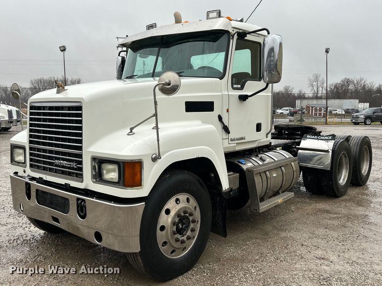 image for item NE9705 2012 Mack CHU613 semi truck