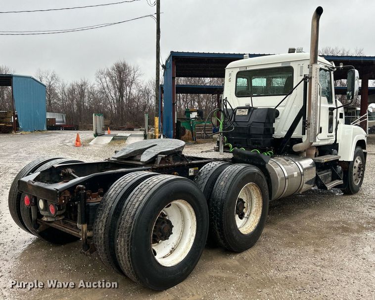image for item NE9705 2012 Mack CHU613 semi truck