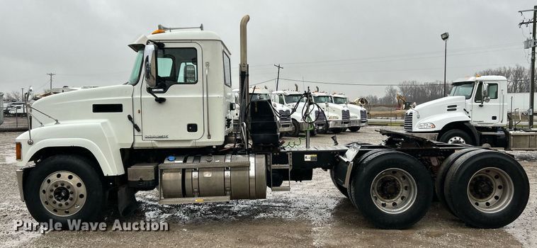 image for item NE9705 2012 Mack CHU613 semi truck
