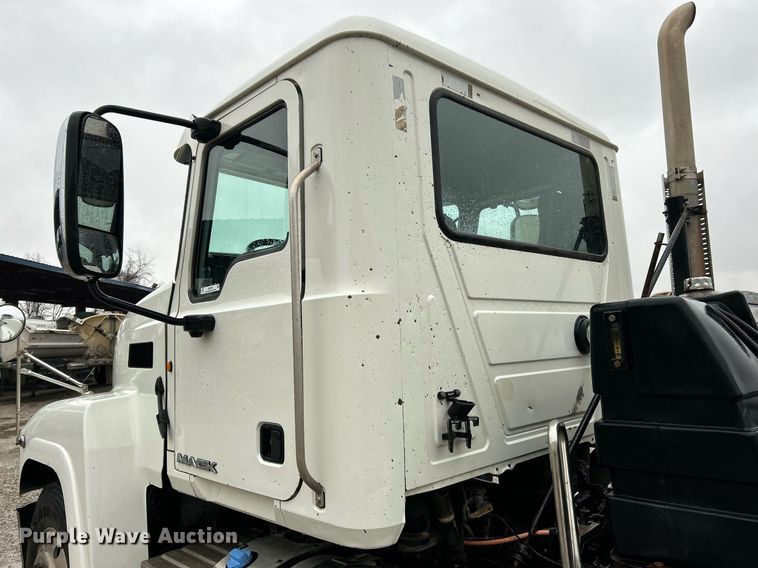 image for item NE9705 2012 Mack CHU613 semi truck