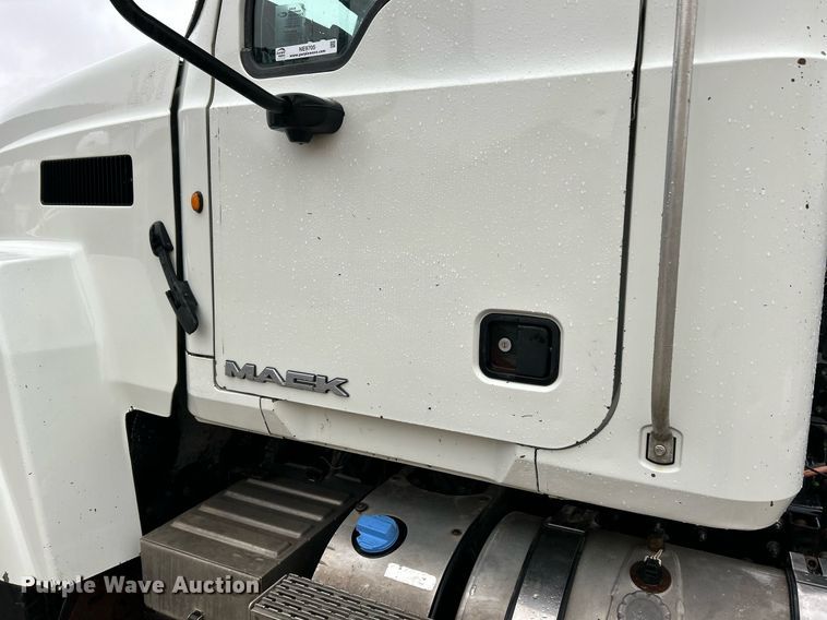 image for item NE9705 2012 Mack CHU613 semi truck