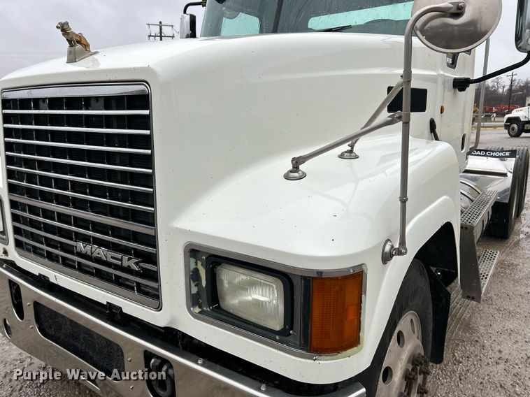 image for item NE9705 2012 Mack CHU613 semi truck