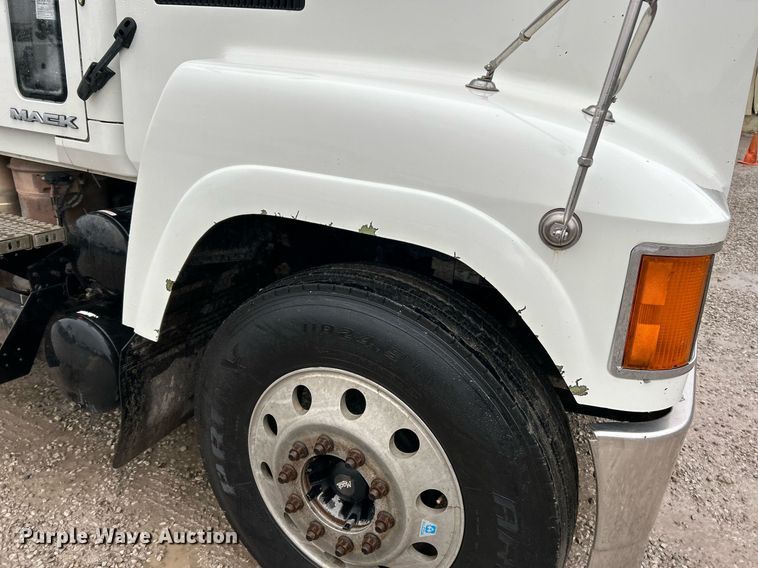 image for item NE9705 2012 Mack CHU613 semi truck