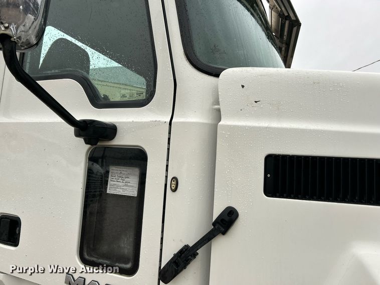 image for item NE9705 2012 Mack CHU613 semi truck