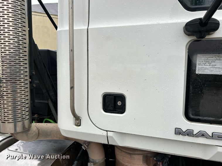 image for item NE9705 2012 Mack CHU613 semi truck