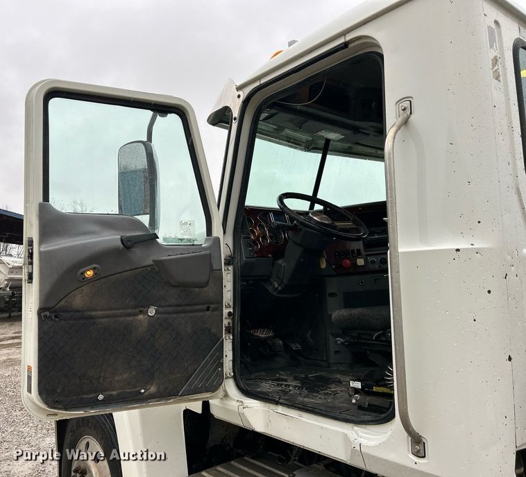 image for item NE9705 2012 Mack CHU613 semi truck