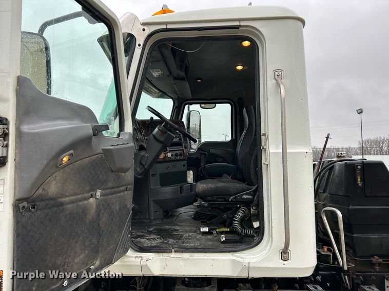 image for item NE9705 2012 Mack CHU613 semi truck