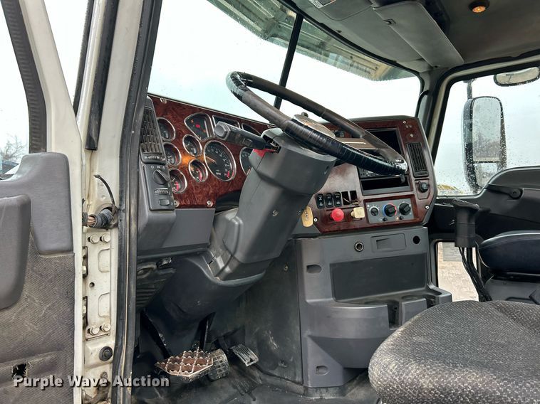 image for item NE9705 2012 Mack CHU613 semi truck