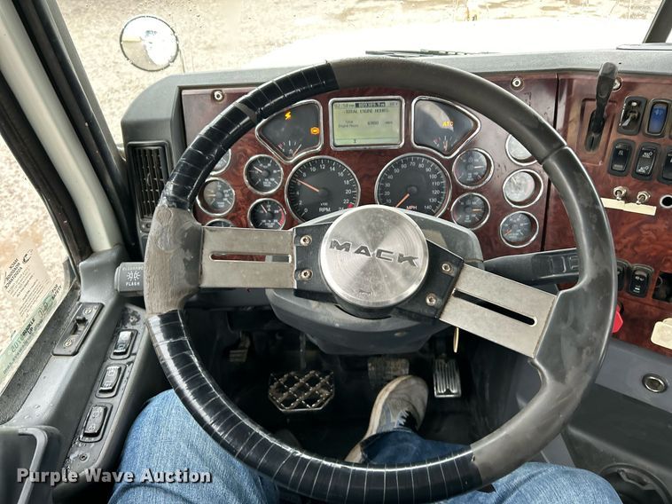 image for item NE9705 2012 Mack CHU613 semi truck