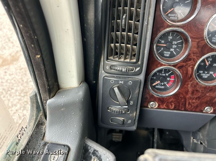 image for item NE9705 2012 Mack CHU613 semi truck