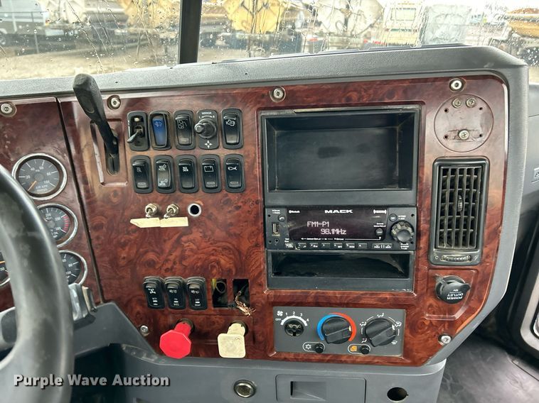 image for item NE9705 2012 Mack CHU613 semi truck