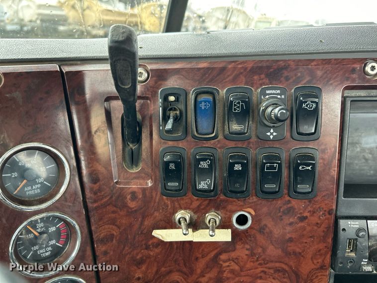 image for item NE9705 2012 Mack CHU613 semi truck