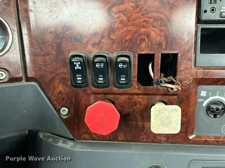 image for item NE9705 2012 Mack CHU613 semi truck