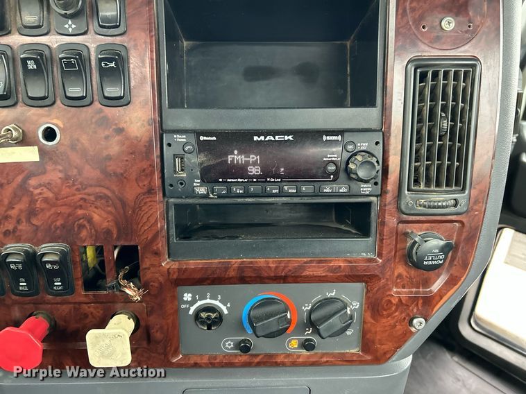 image for item NE9705 2012 Mack CHU613 semi truck