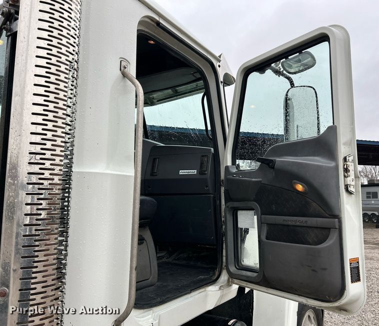 image for item NE9705 2012 Mack CHU613 semi truck