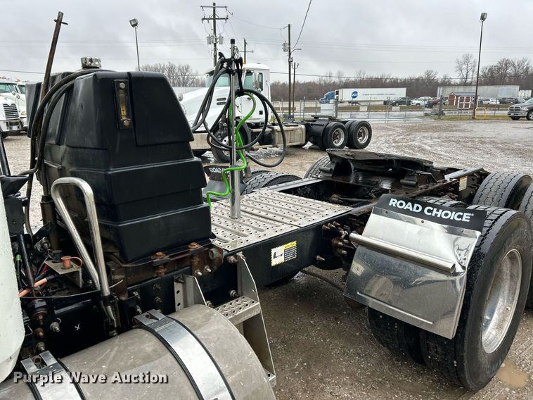 image for item NE9705 2012 Mack CHU613 semi truck