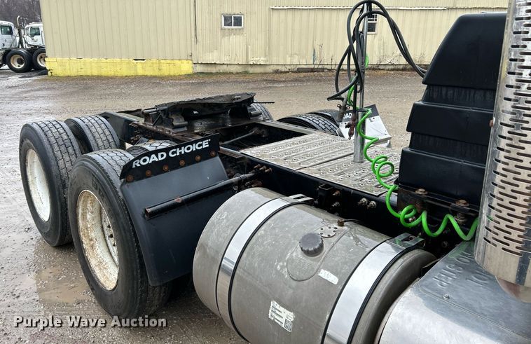 image for item NE9705 2012 Mack CHU613 semi truck