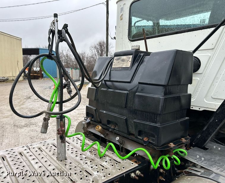 image for item NE9705 2012 Mack CHU613 semi truck