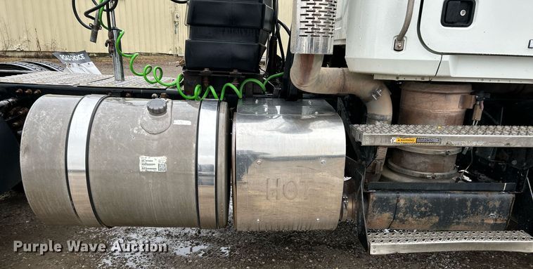 image for item NE9705 2012 Mack CHU613 semi truck