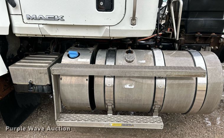 image for item NE9705 2012 Mack CHU613 semi truck