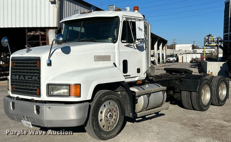 image for item NR9506 1999 Mack CH613 Maxi Cruise semi truck